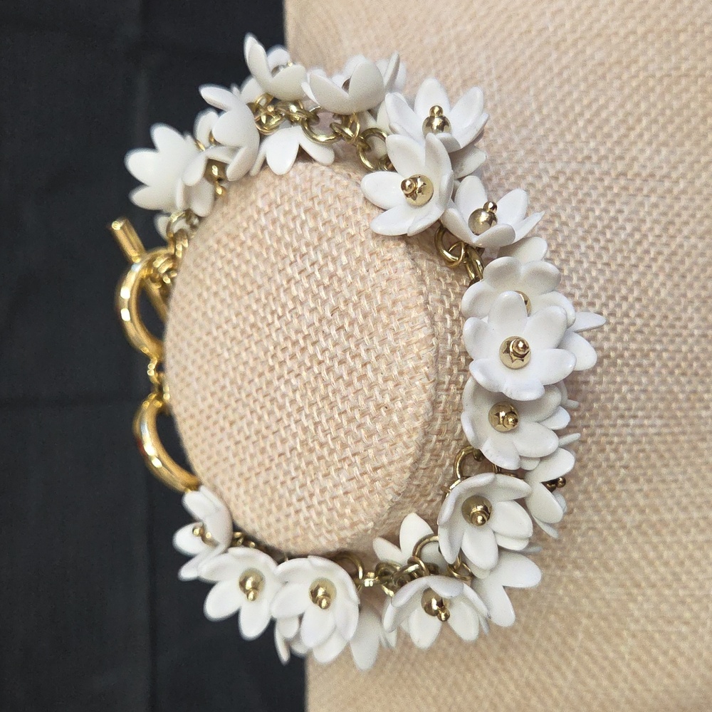 Zenzii Goldtone Bracelet With White Resin Flowers